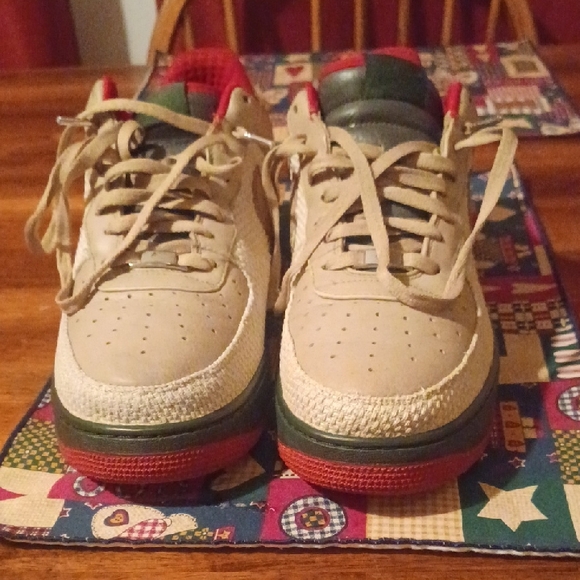Nike Beige and Red Sneakers with Green Accents - Picture 3 of 7